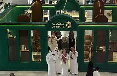 جناح Akshab: جناح أخضر داكن بمداخل مقوّسة وأفاريز مضاءة، والزوار عند مدخله